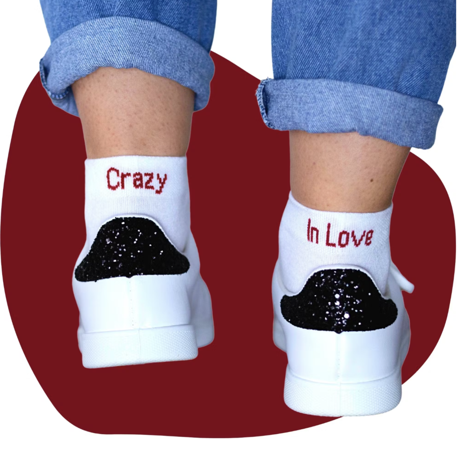Chaussette Crazy in Love. Image d'une paire de chaussette blanche de dos. On remarque sur le pied gauche le massage "Crazy" et sur le droit "In Love" parmqué en rouge.