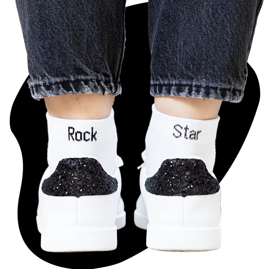 (Chaussettes Rock Star ) Chaussettes blanches avec écrit en noir "Rock" sur la chaussette gauche et "Star" sur la chaussette droite. Les deux ensemble font les Chaussettes Rock Star