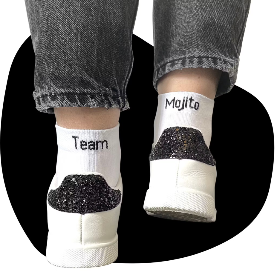 (Chaussettes Team Mojito) Chaussettes blanches avec écrit en noir "Team" sur la chaussette gauche et "Mojito" sur la chaussette droite. Les deux ensemble font les Chaussettes Team Mojito