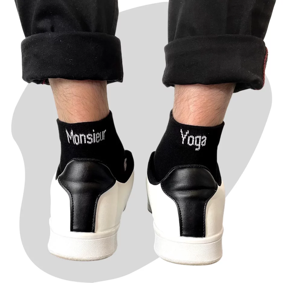 Chaussettes Monsieur Yoga. paire de chaussette noire marquée "Monsieur Yoga" en blanc à l'arrière des chevilles