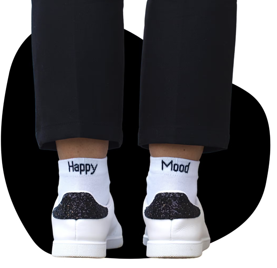 (Chaussettes Happy Mood ) Chaussettes blanches avec écrit en noir "Happy" sur la chaussette gauche et "Mood" sur la chaussette droite. Les deux ensemble font les Chaussettes Happy Mood