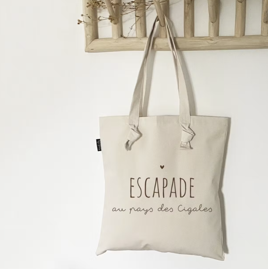 (Tote Bag "Escapade") Tote Bag "Escapade au pays des cigales" avec une sérigraphie couleur chocolat. Double anses avec nœud