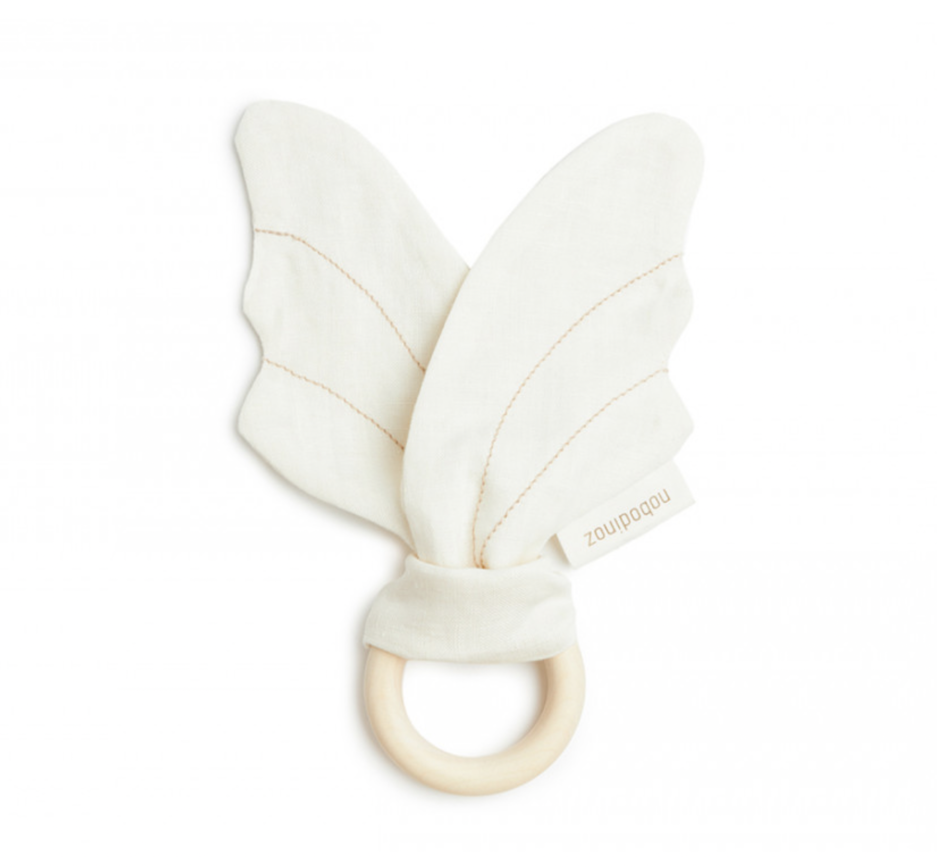 Anneau de dentition en bois avec des ailes en tissu blanc.