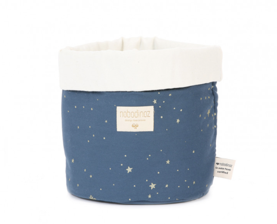 Panier de rangement 'Gold Stella' de couleur bleue, agrémenté d'étoiles dorées, avec un intérieur et un ourlet blancs, ainsi qu'une étiquette à l'avant portant l'inscription 'Nobodinoz'.