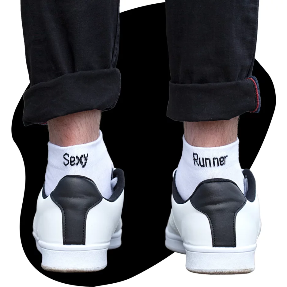 Chaussettes Sexy Runner. paire de chaussette blanche écris "Sexy Runner" en noir à l'arrière de la cheville.