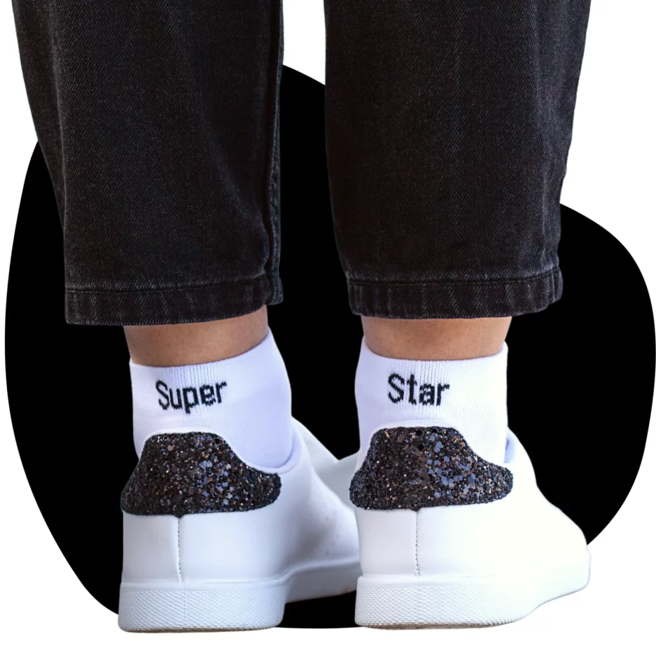 Chaussettes super star. Paire de chaussette blanche écrit en noir "Super Star" à l'arrière.