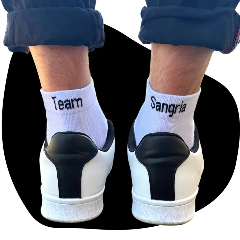 Chaussettes Team Sangria. chaussettes blanches écrit "team sangria" en noires de la marque Klak